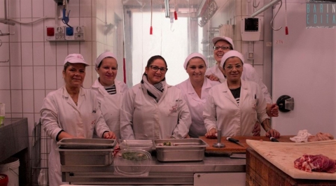 Lunghi coltelli e unghie smaltate: a Triggiano dietro al bancone ci sono 6 macellaie